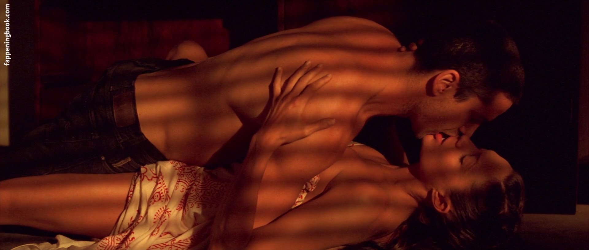 Откровенная сцена в душе от Анджелины Джоли +порно фото
