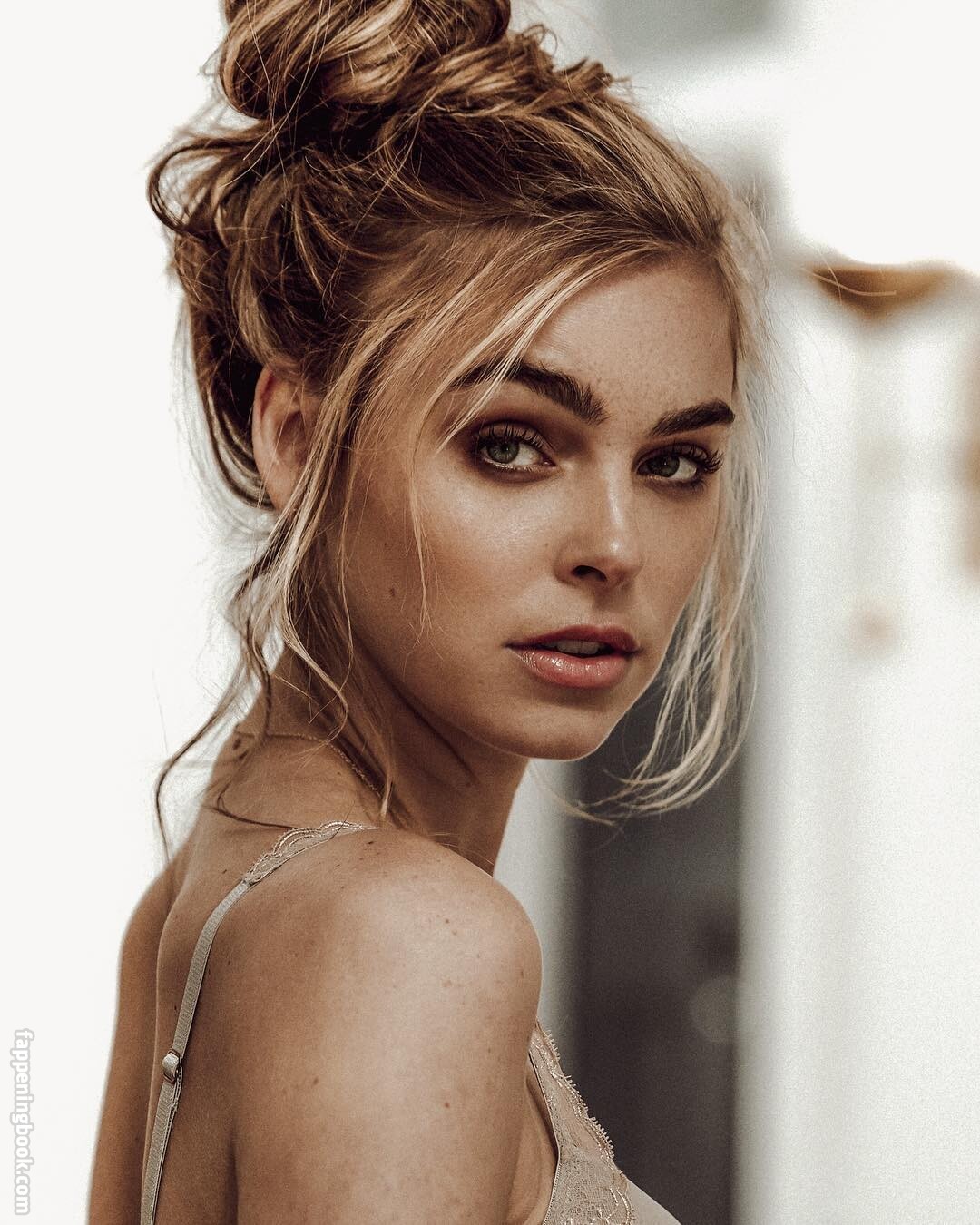 Hot Elizabeth Turner Nude Show Boob