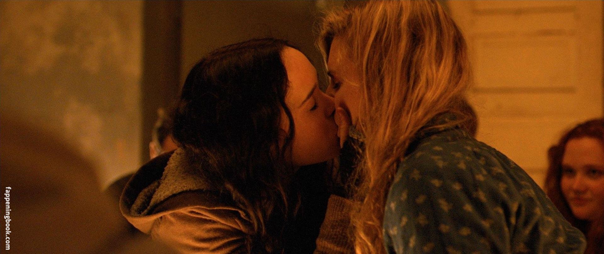 Лесбийский Поцелуй Кэтрин Хан И Гвен Паркер – Очень Плохие Мамочки 2023