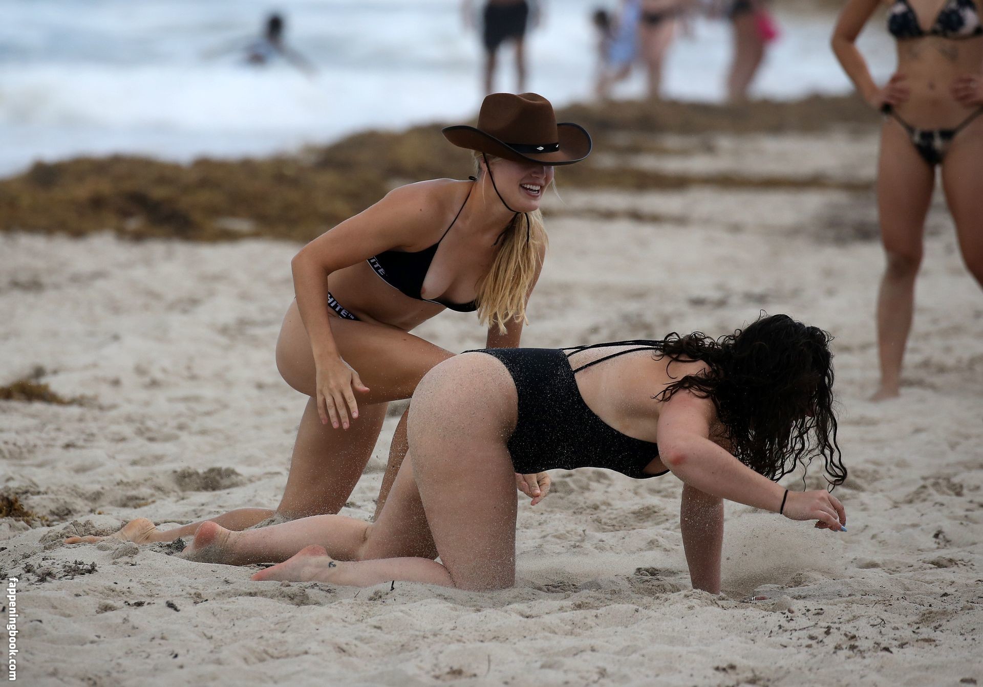 Спортивной внешности подруга раздевается на пляже