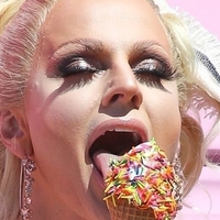 Courtney Act  nackt