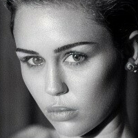 Miley Cyrus fakes Nude