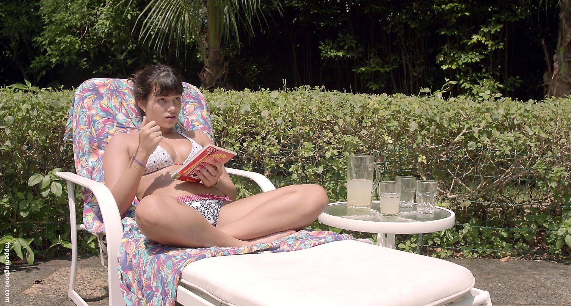 Nude Roles in Movies: Casa Grande (2014). 