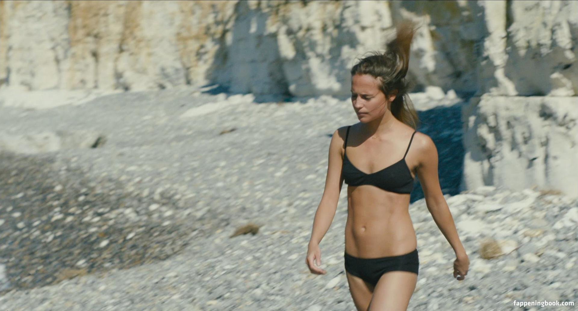 Алисия Викандер, облаченная в бодрый пляжный образ, — воплощение женской грации