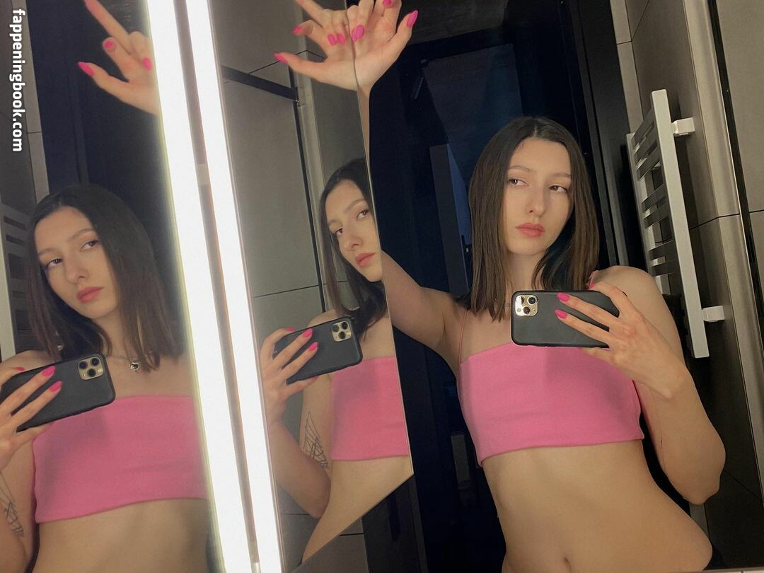 Aloona Larionova Nude