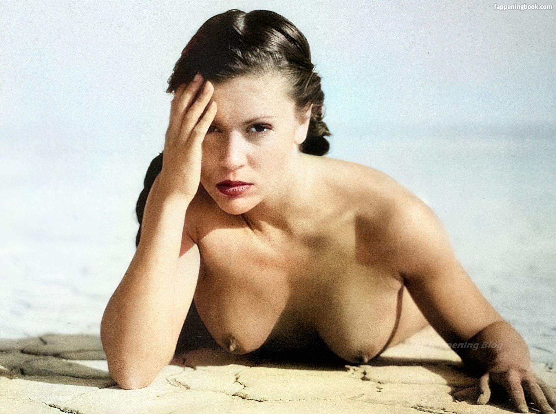 Alyssa Milano Nude