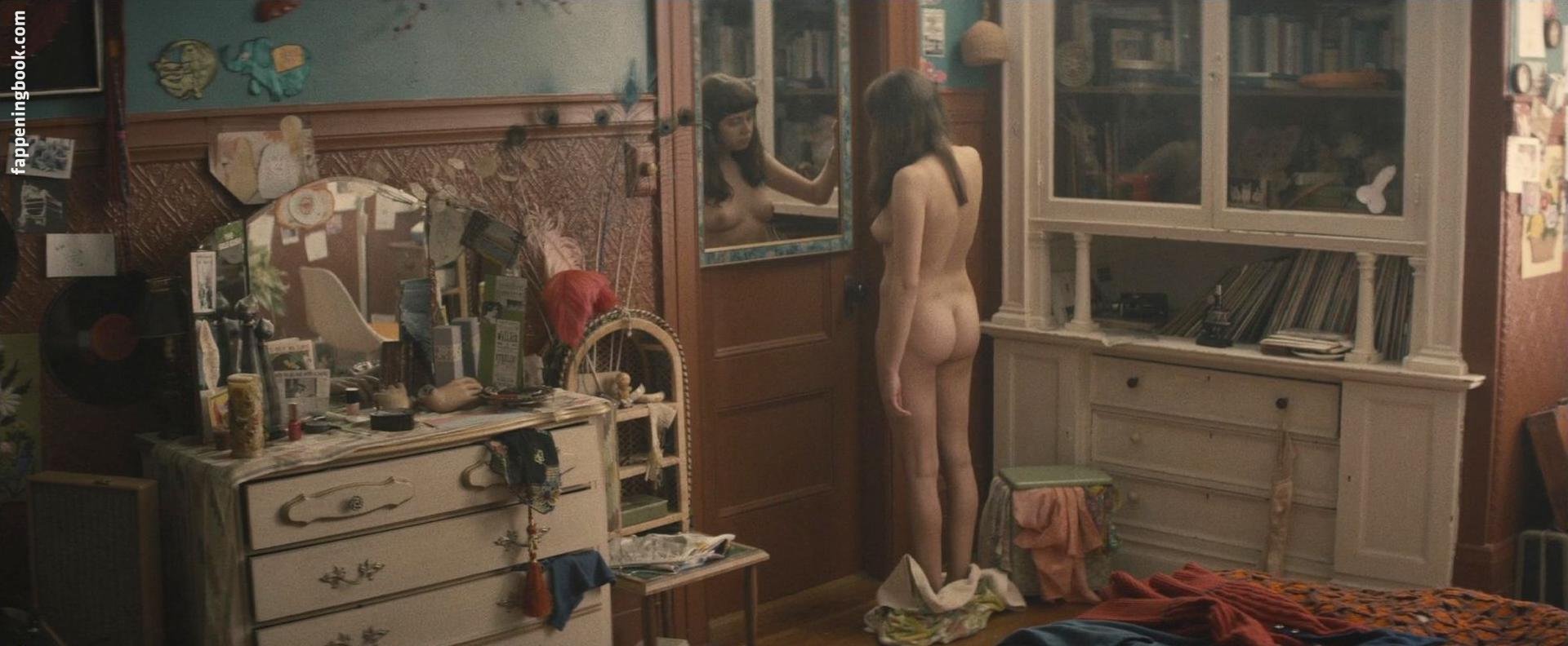 Bel Powley Nude. 