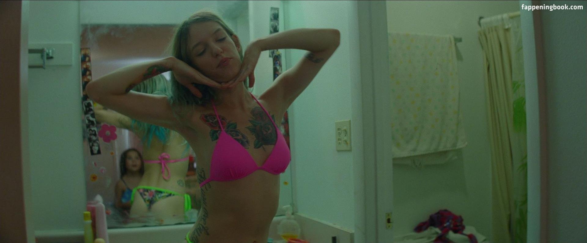 Naked Bria Vinaite in The Florida Project < ANCENSORED