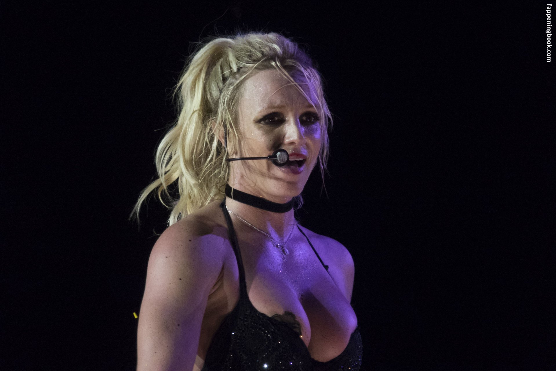 https://fappeningbook.com/photos/b/r/britney-spears/1000/126.jpg