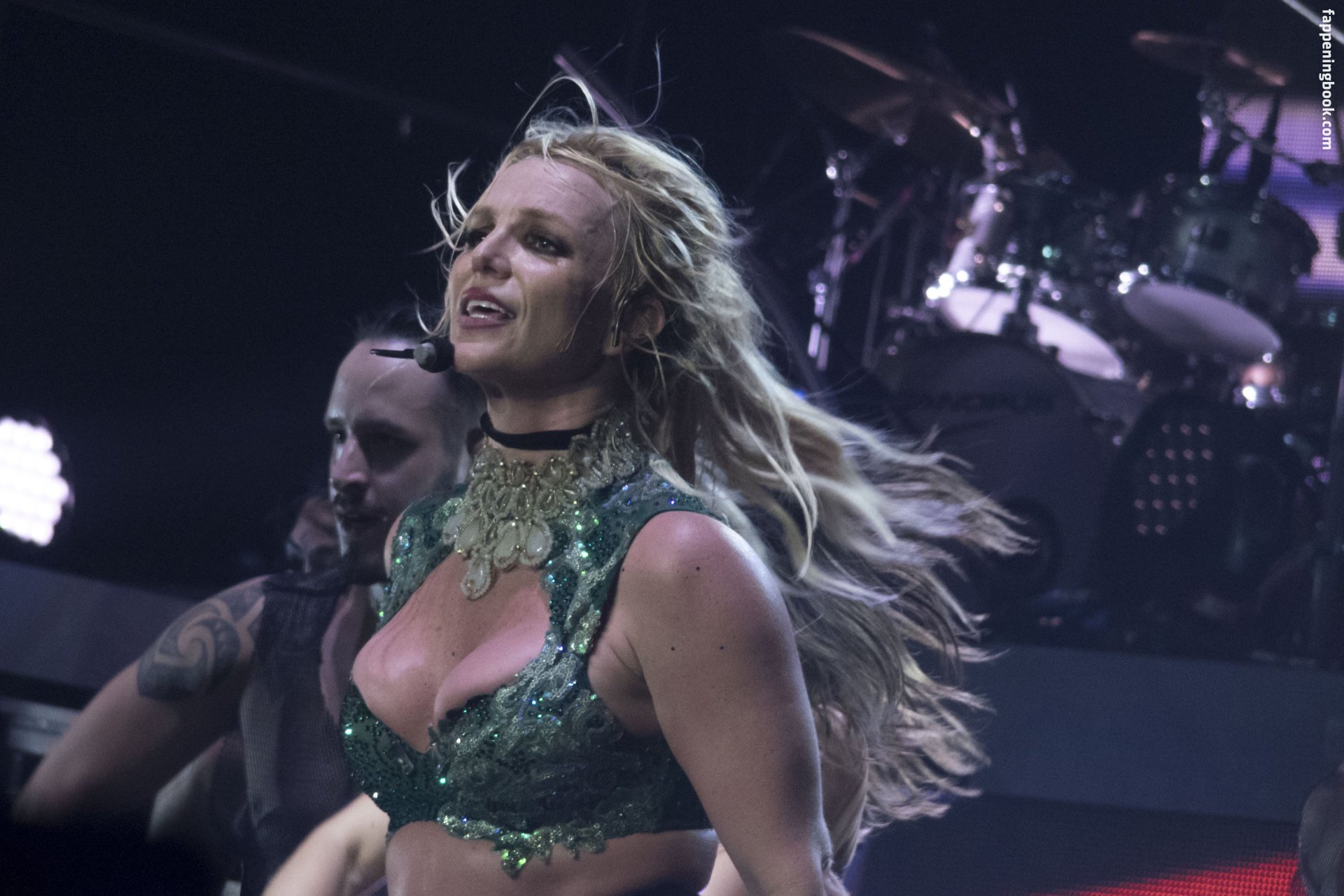 https://fappeningbook.com/photos/b/r/britney-spears/1000/135.jpg