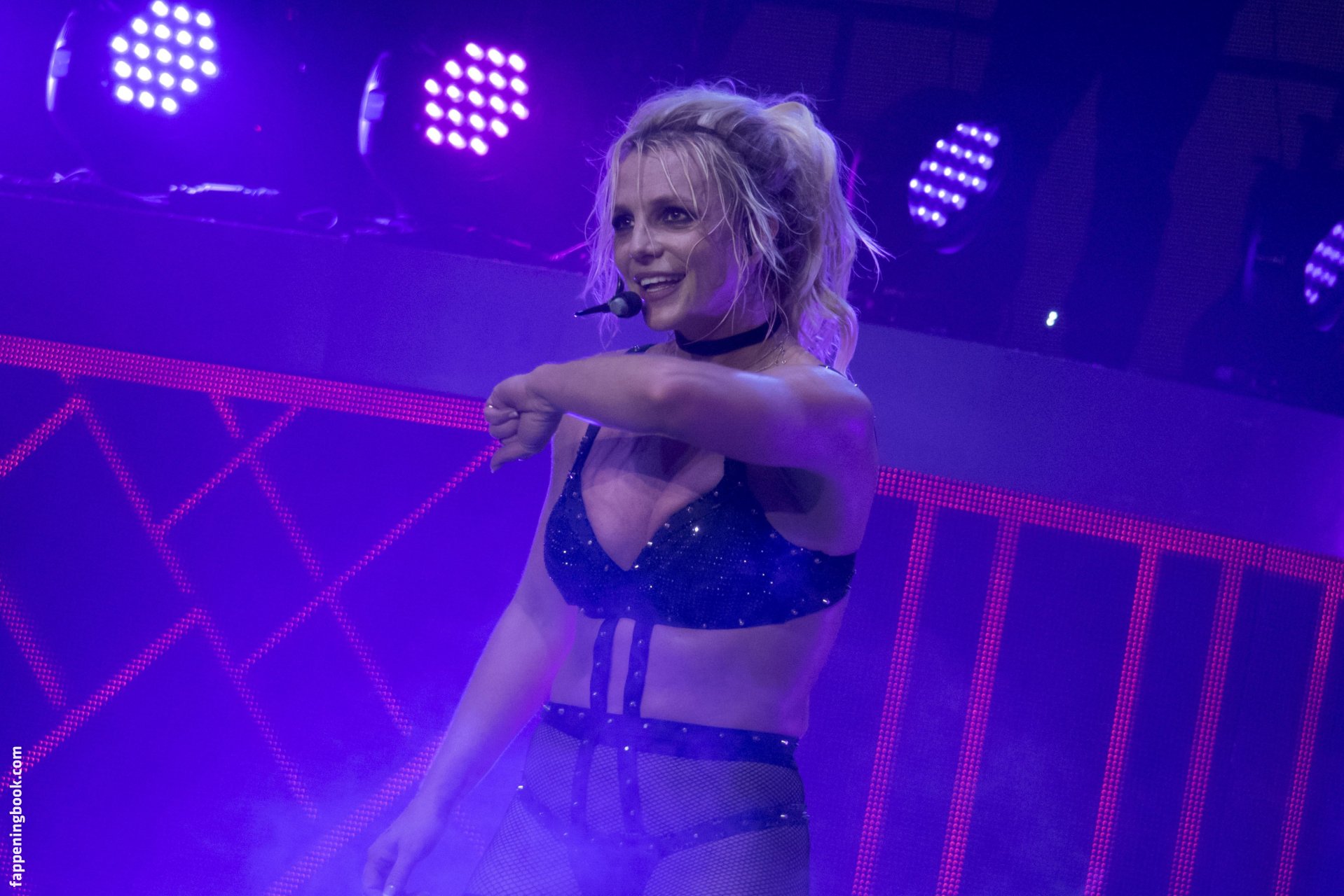 https://fappeningbook.com/photos/b/r/britney-spears/1000/92.jpg