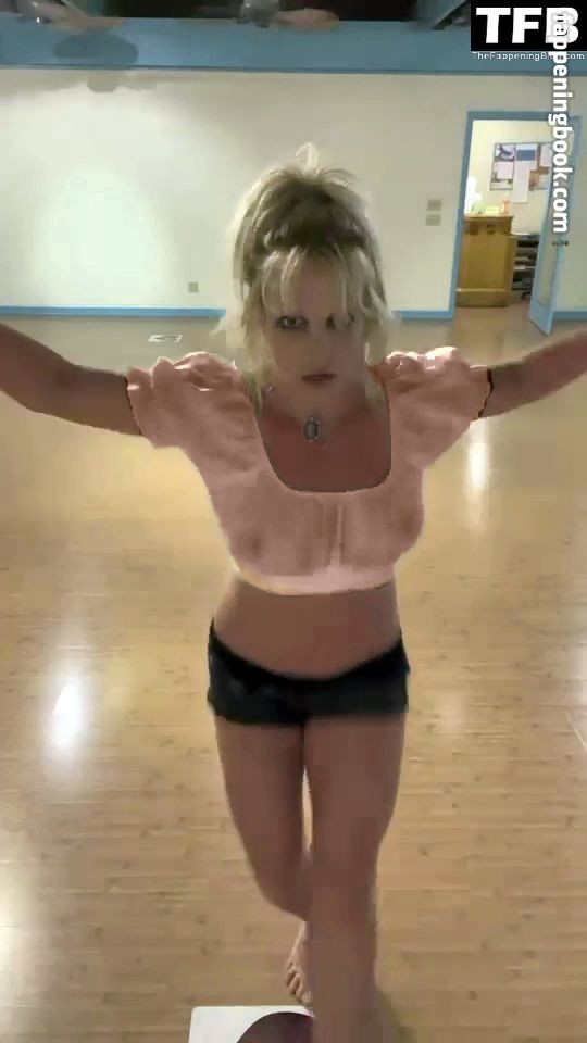 https://fappeningbook.com/photos/b/r/britney-spears/4000/3445.jpg