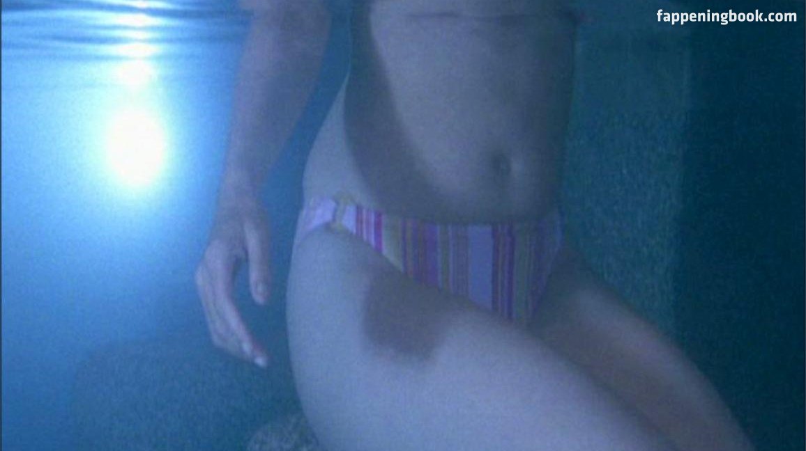Carrie-Anne Moss Nude