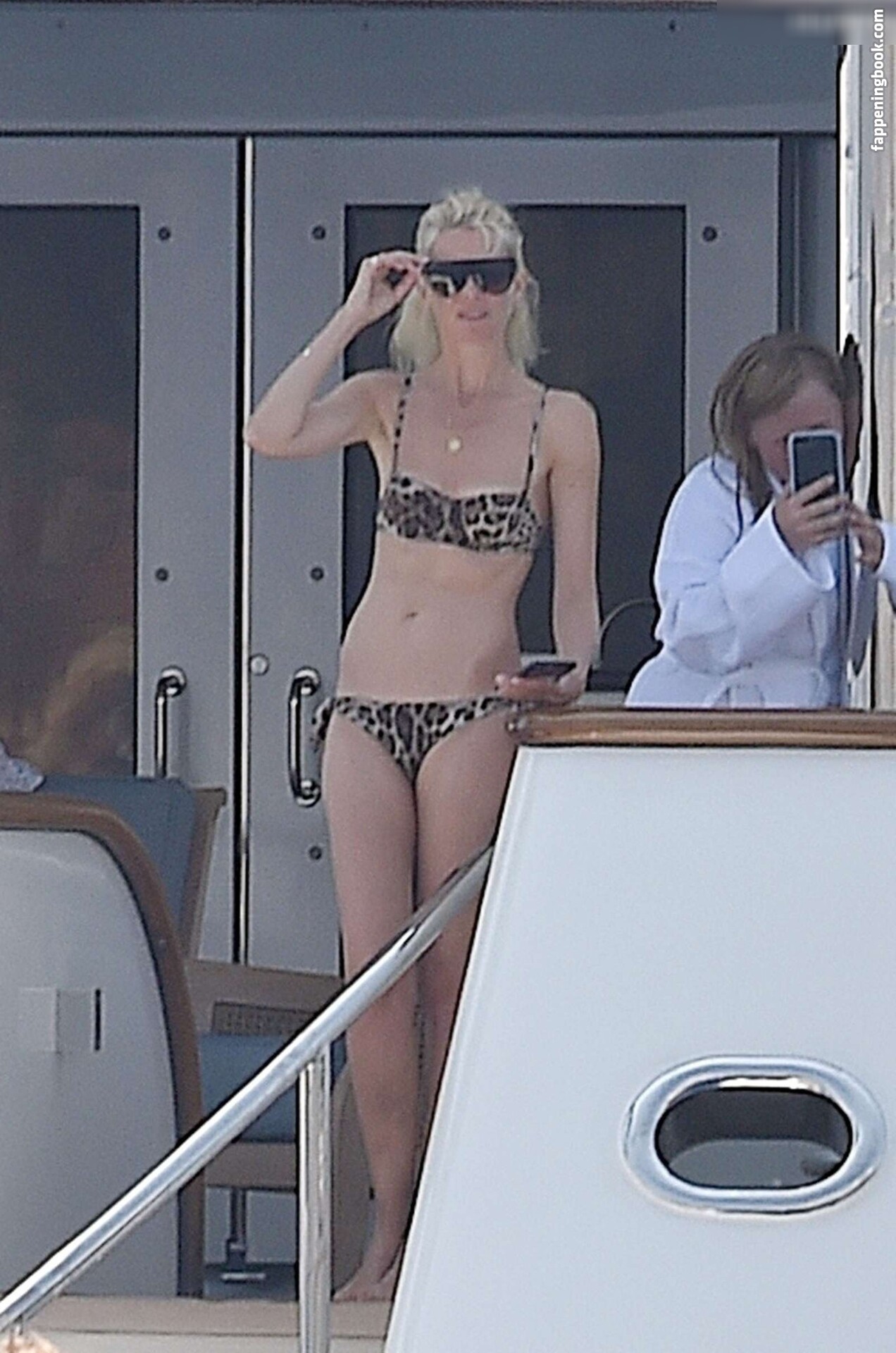 Claudia Schiffer Fapello Latest Exclusive Leaked Photos