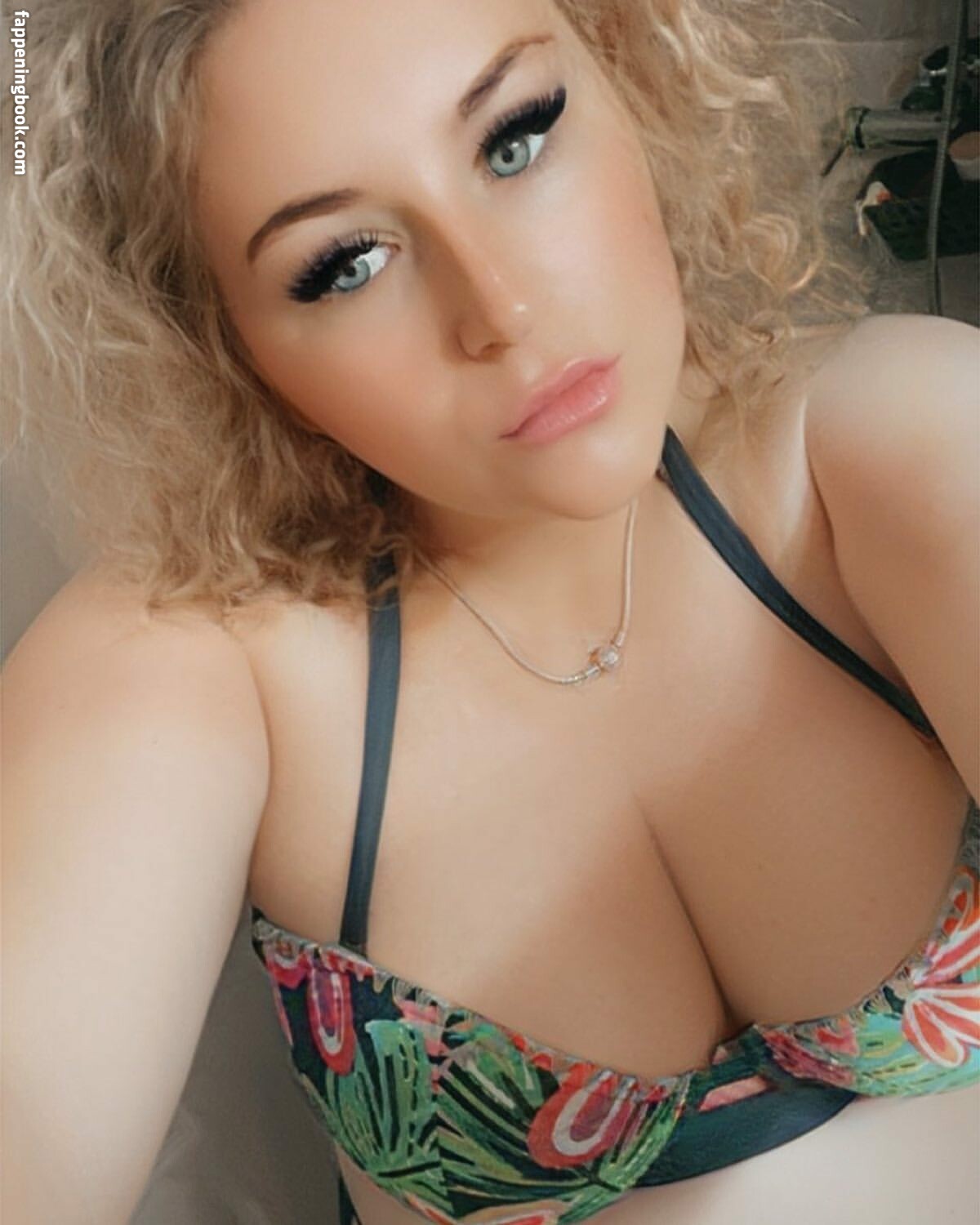 Curvy Abbii Nude OnlyFans Leaks