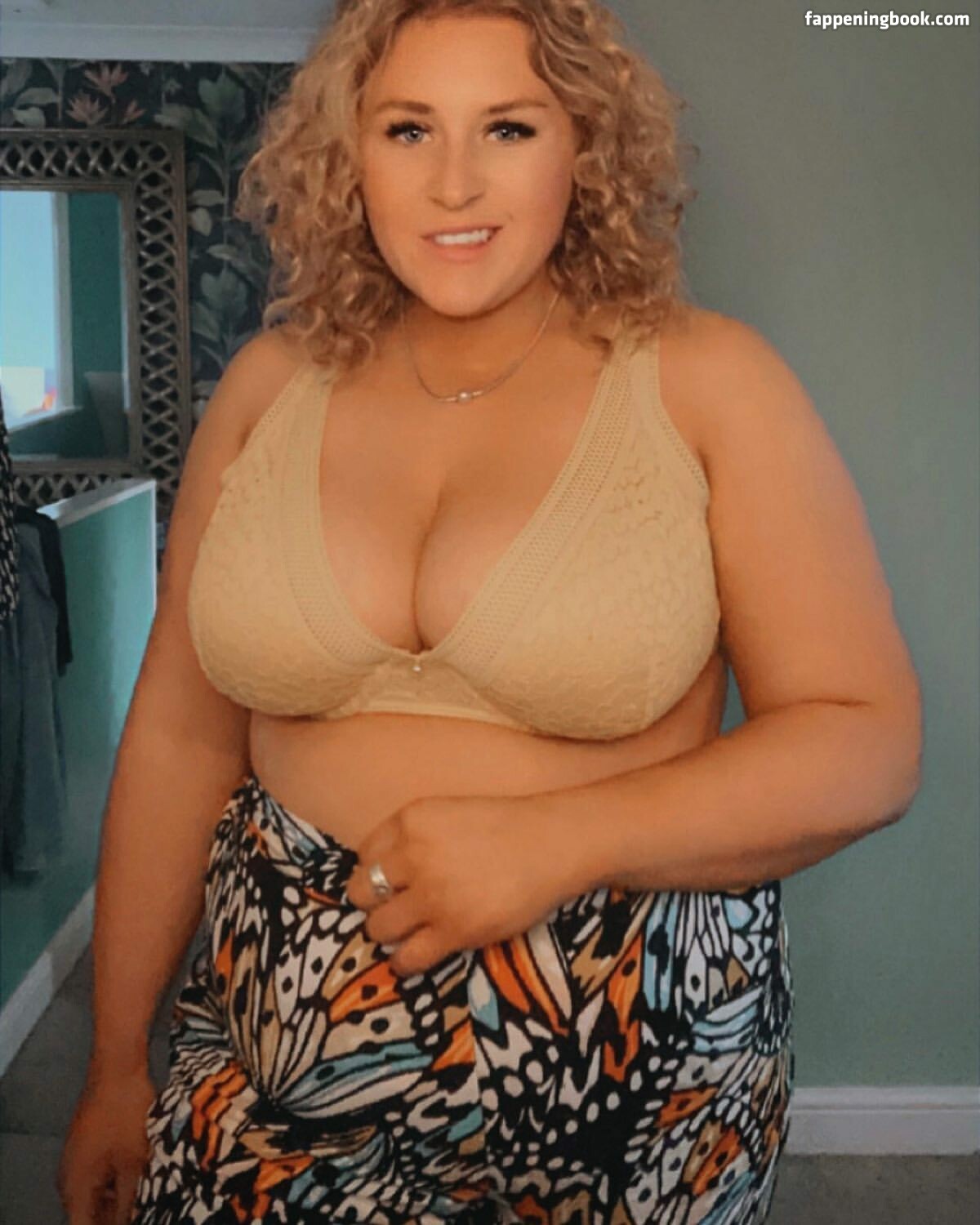 Curvy Abbii Nude OnlyFans Leaks