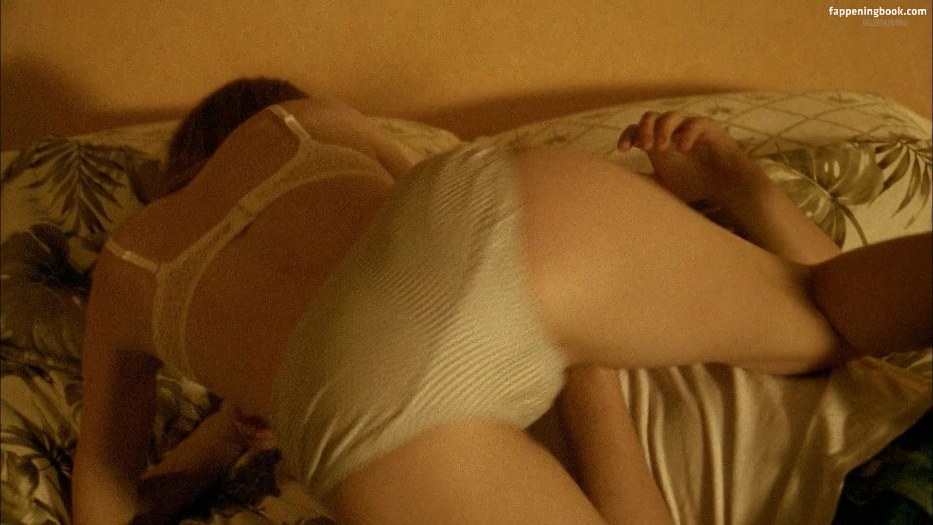 Emily browning sexy pics