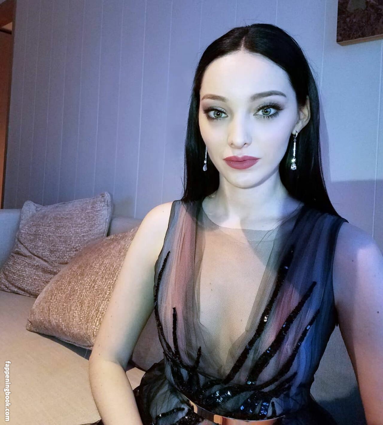 Emma Dumont erome Latest Exclusive Leaked Photos