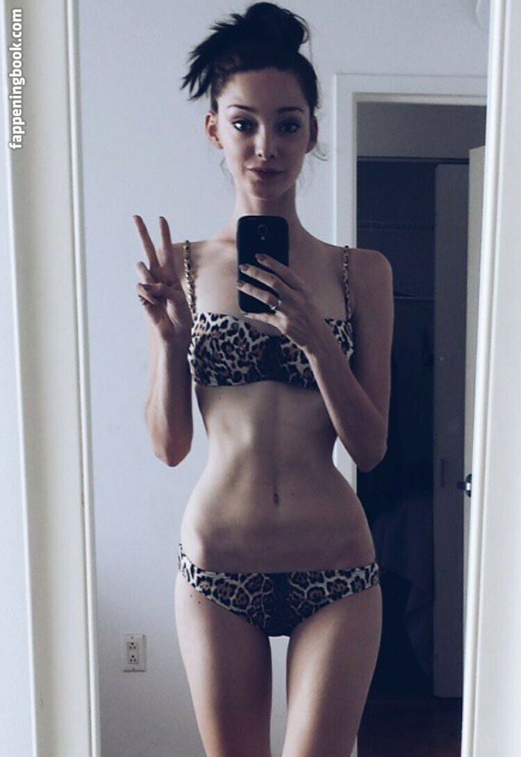 Emma Dumont erome Latest Exclusive Leaked Photos