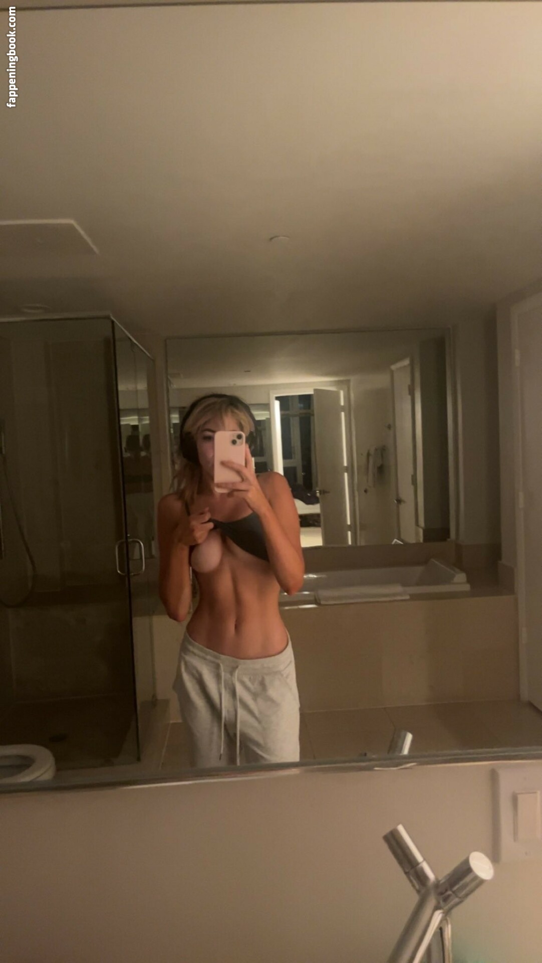 Emmy Corrine Nude OnlyFans Leaks