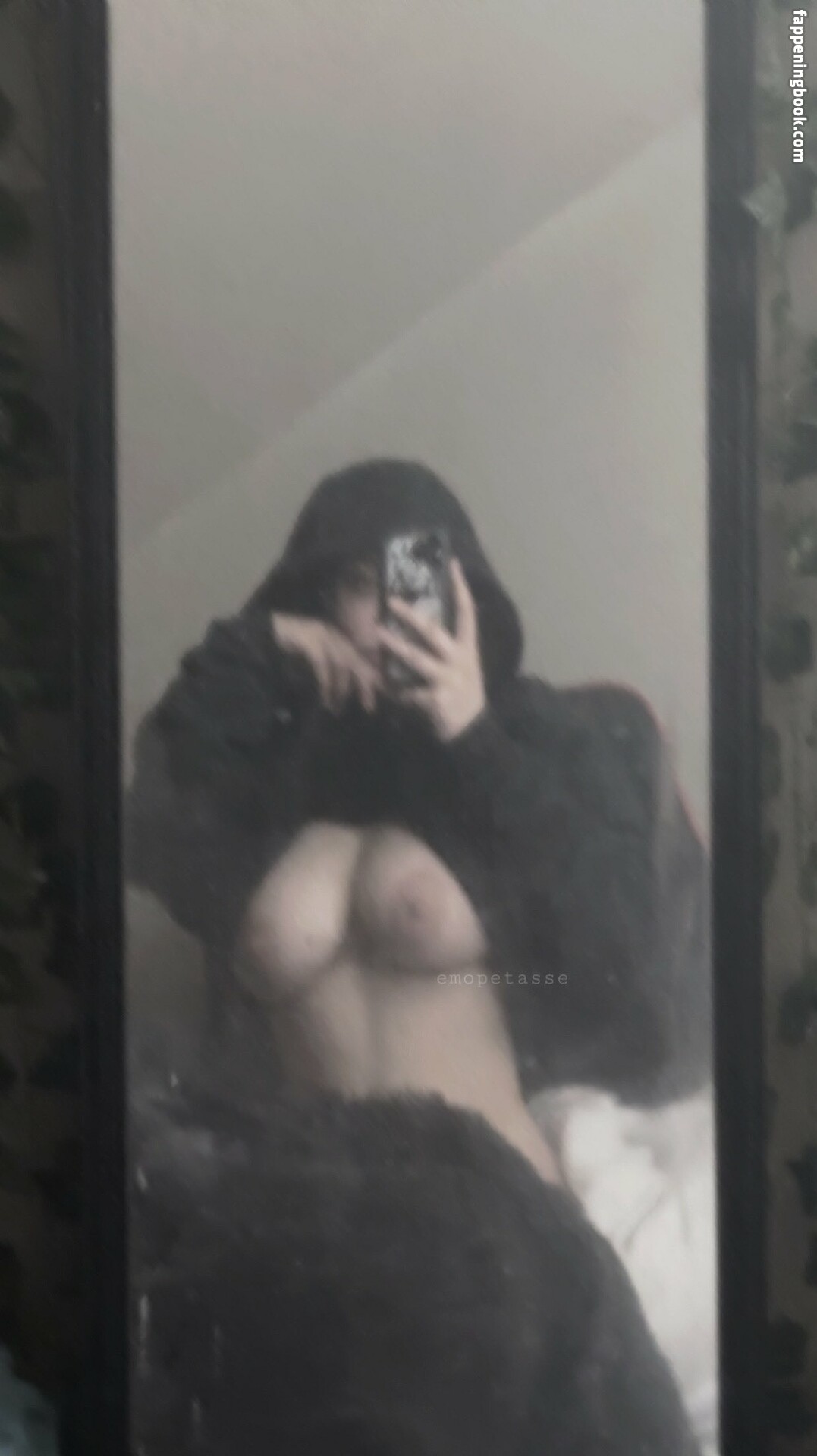 EmoPetasse Nude