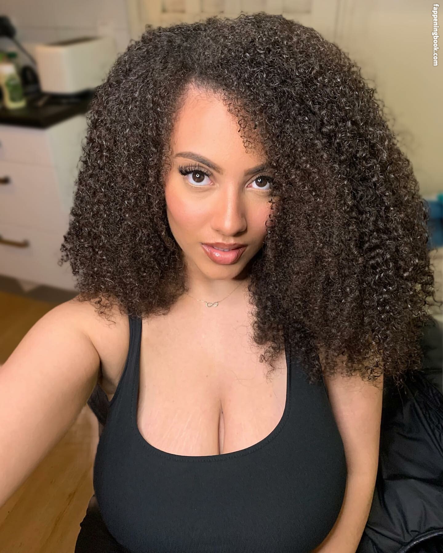 Ines Curly Nude OnlyFans Leaks