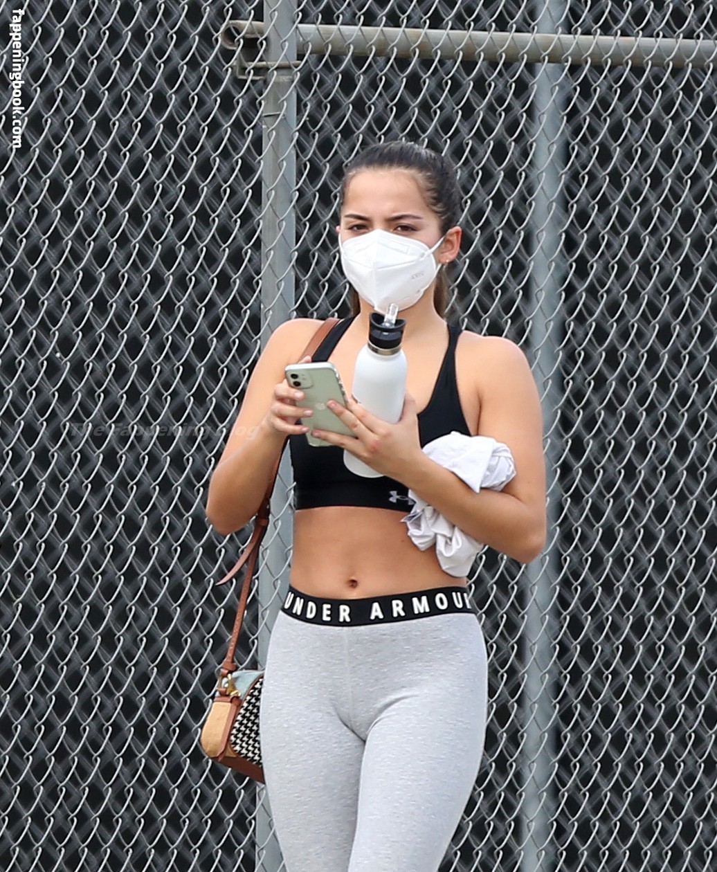 isabela moner cameltoe 