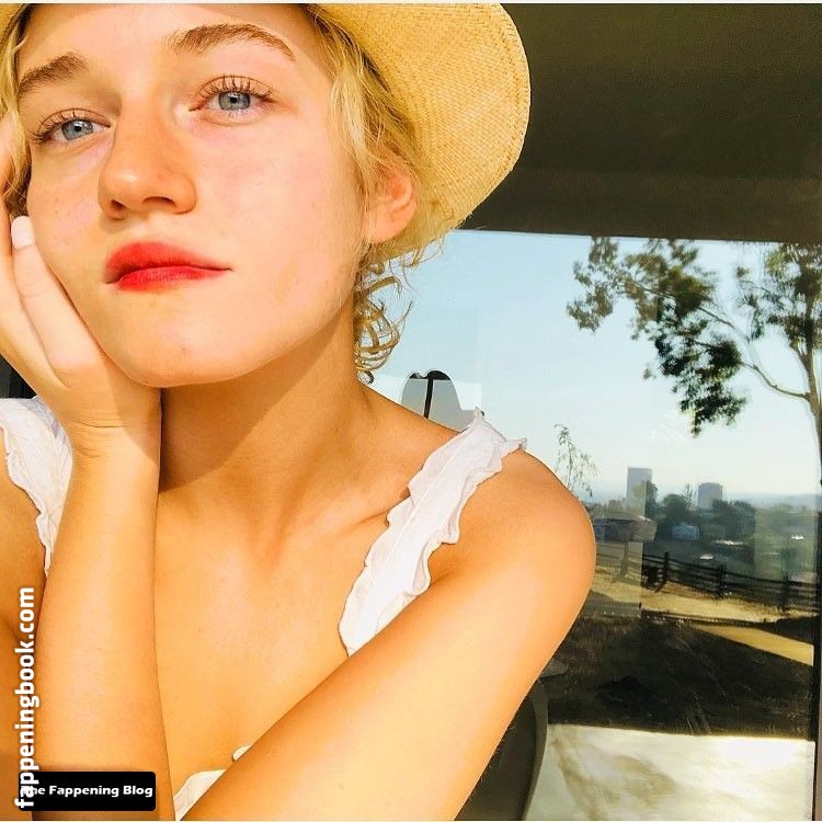 Julia Garner Nude OnlyFans Leaks