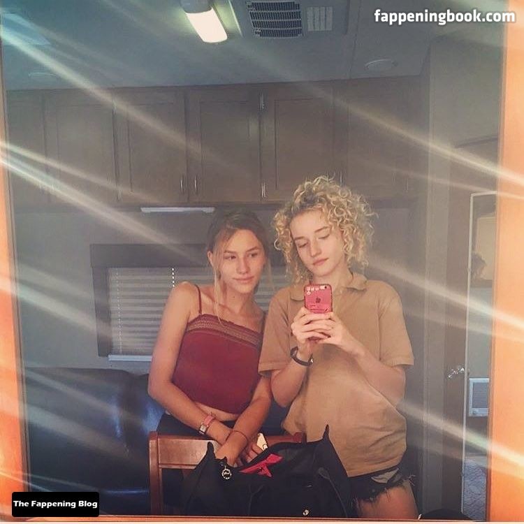 Julia Garner Nude OnlyFans Leaks