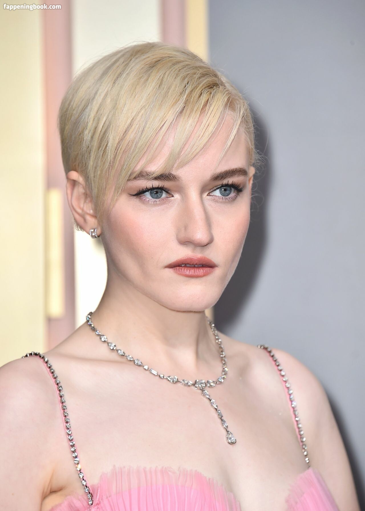 Julia Garner Nude OnlyFans Leaks