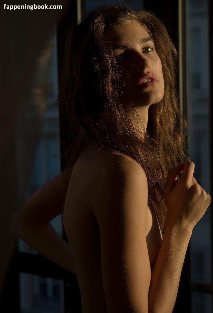 Julia Van Os Nude