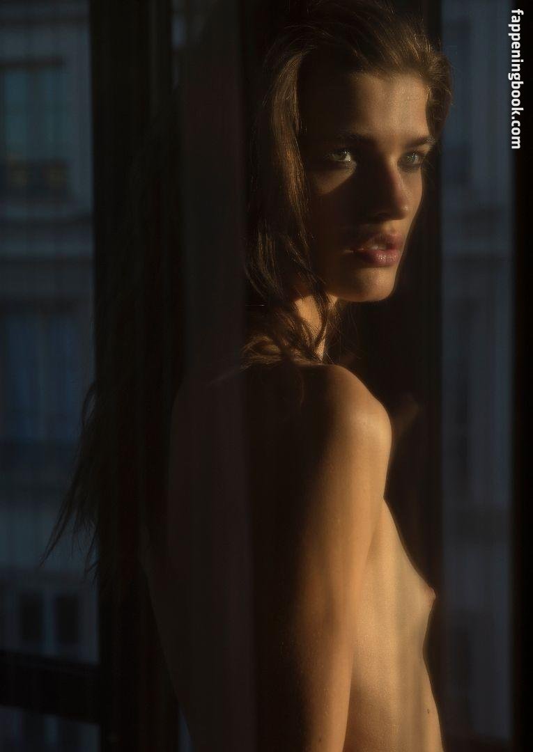 Julia Van Os Nude