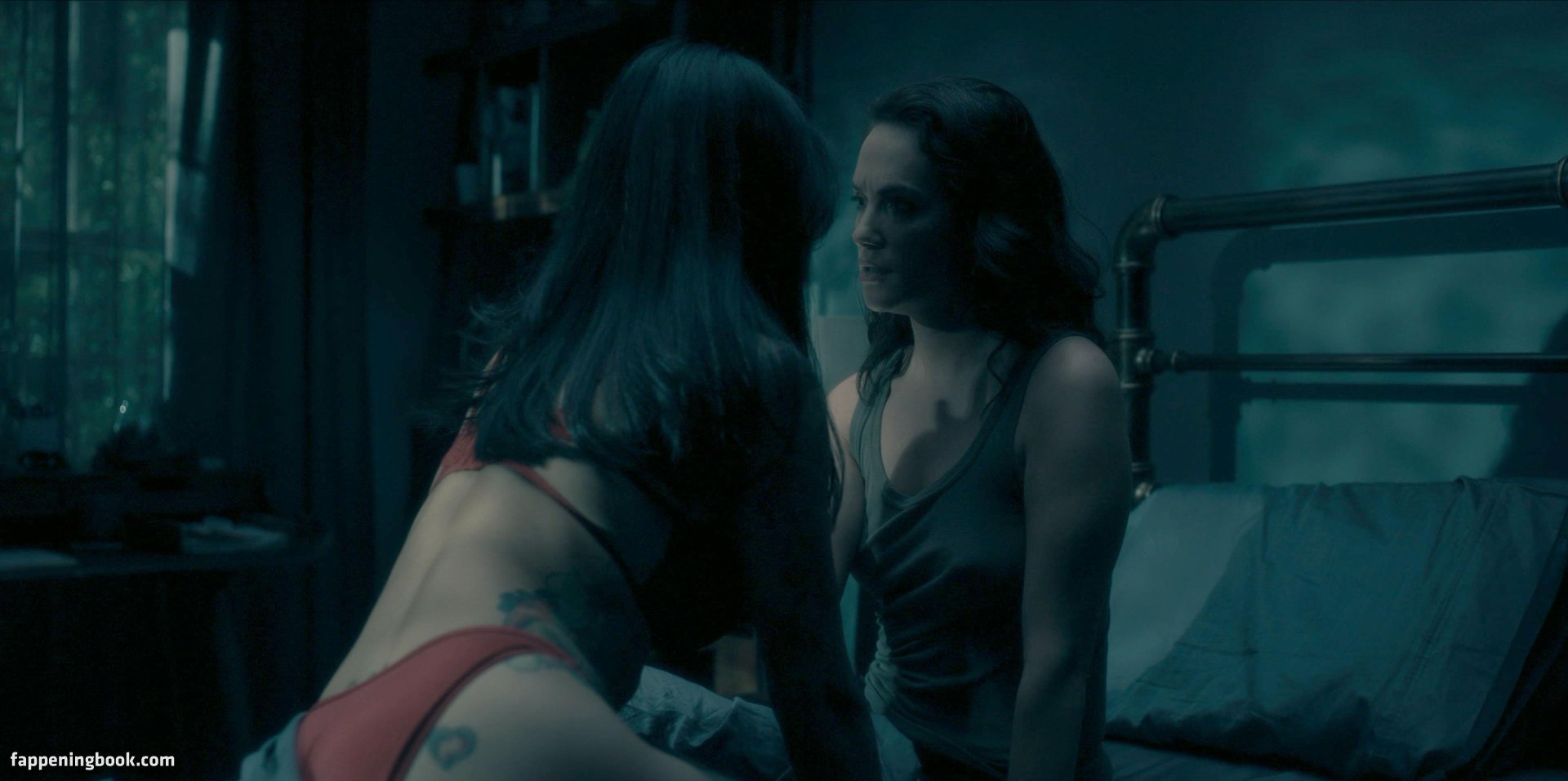 Porr Naked Kate Siegel in Steam ANCENSORED Bilder.