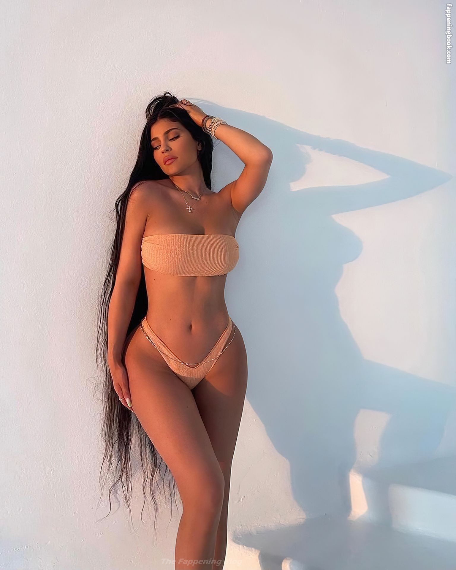 Kylie Jenner Looks Hot in a Bikini | TheFappening!