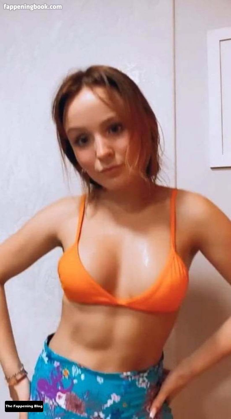 Larissa Manoela Nude