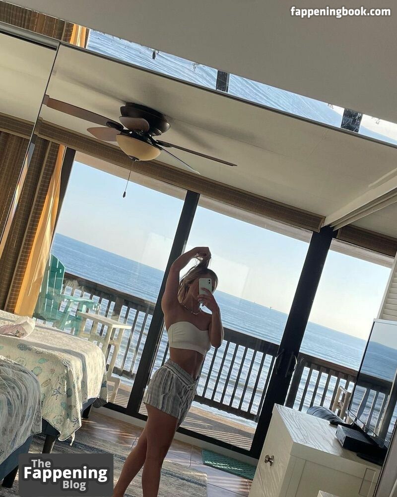 Lauren Cowling Nude