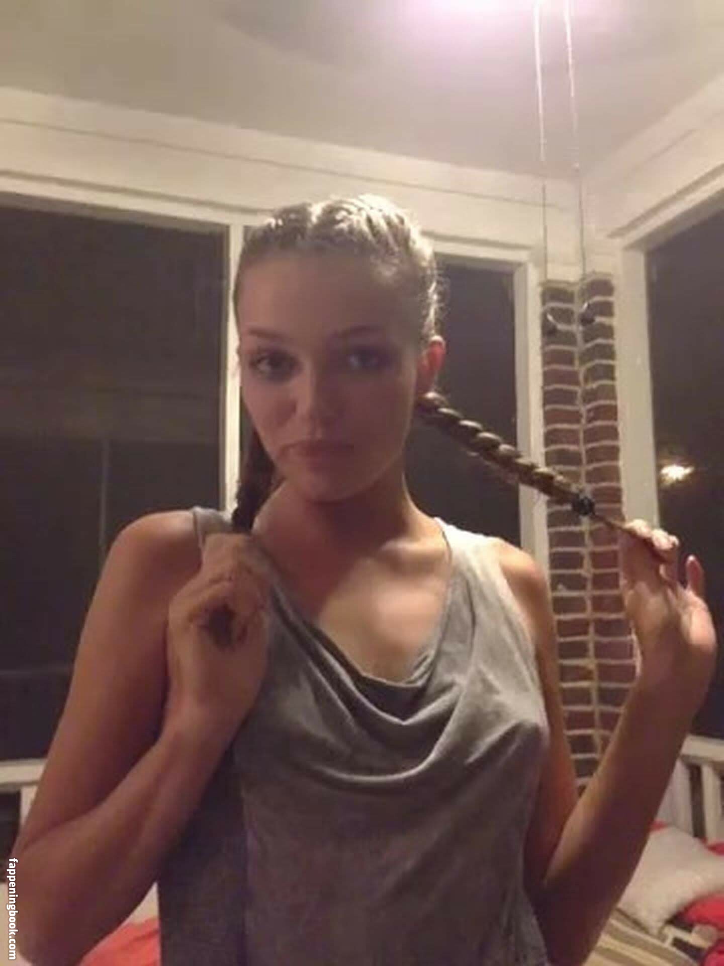 Lili Simmons Fapello Latest Exclusive Leaked Photos