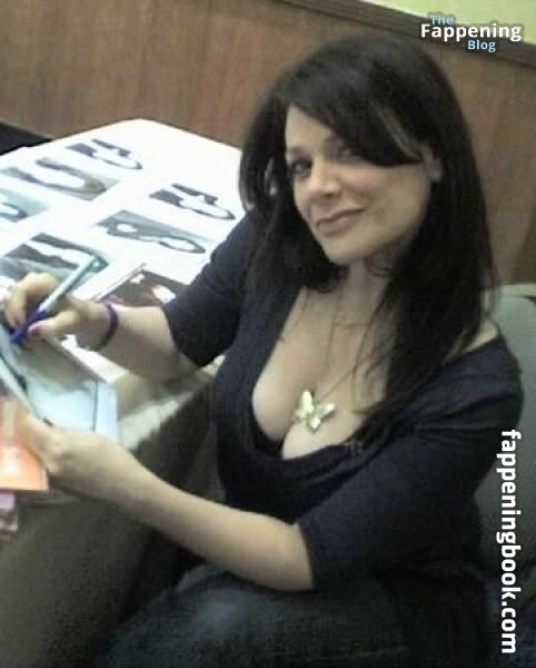 Meredith Salenger Fapello Latest Exclusive Leaked Photos