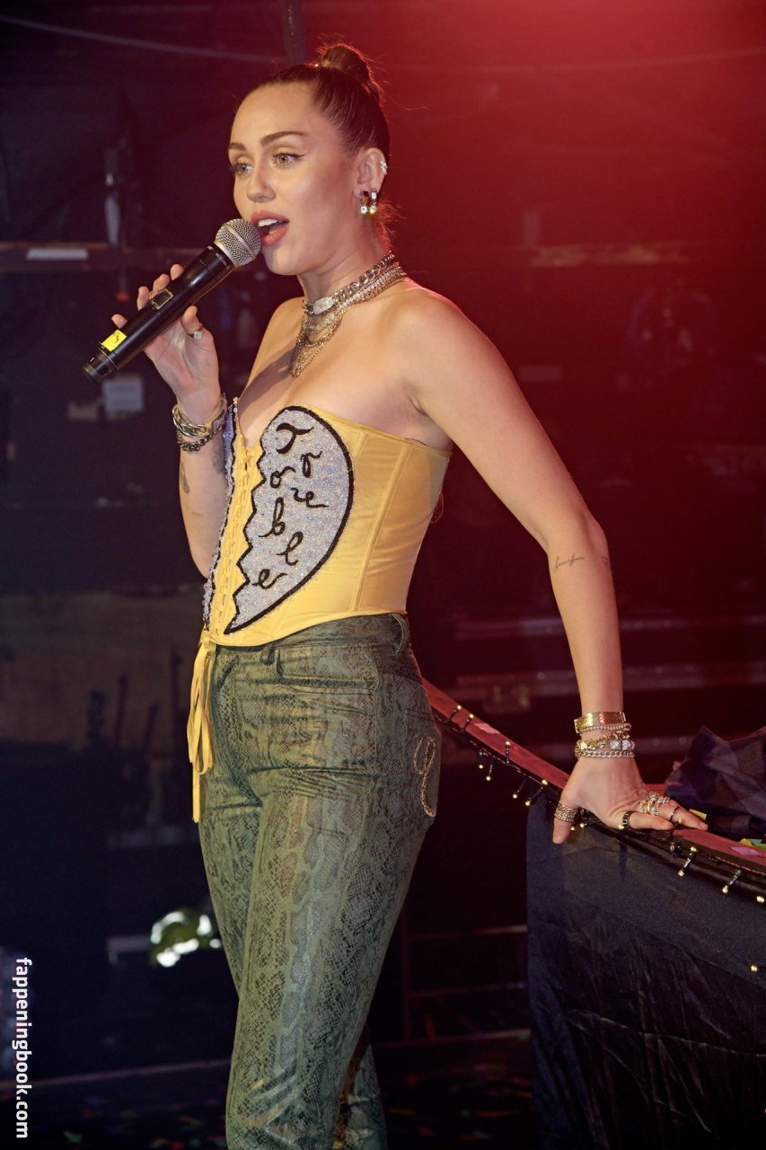 https://fappeningbook.com/photos/m/i/miley-cyrus/1000/263.jpg