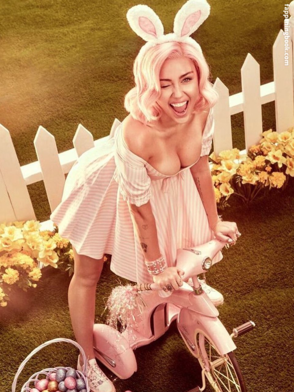 https://fappeningbook.com/photos/m/i/miley-cyrus/1000/635.jpg