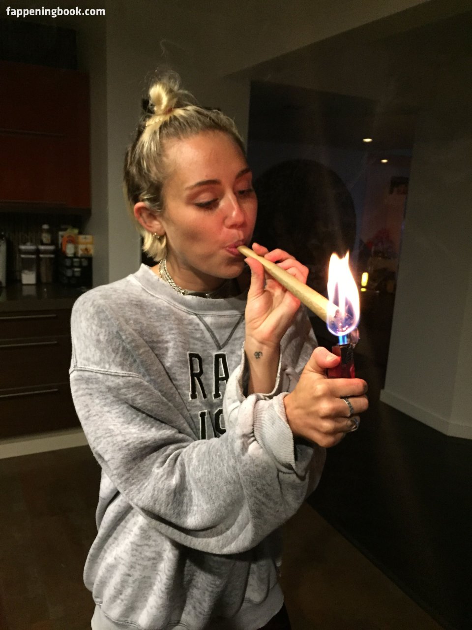 https://fappeningbook.com/photos/m/i/miley-cyrus/1000/835.jpg