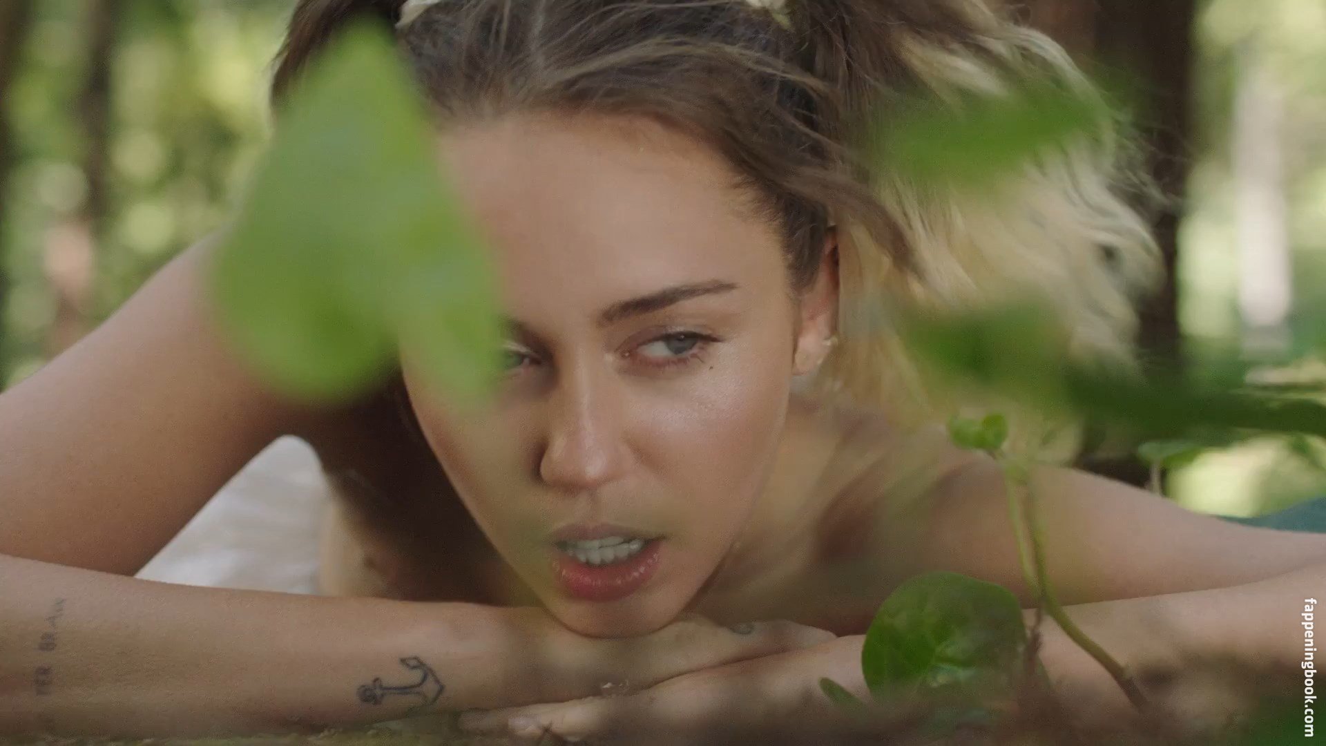 https://fappeningbook.com/photos/m/i/miley-cyrus/1000/899.jpg