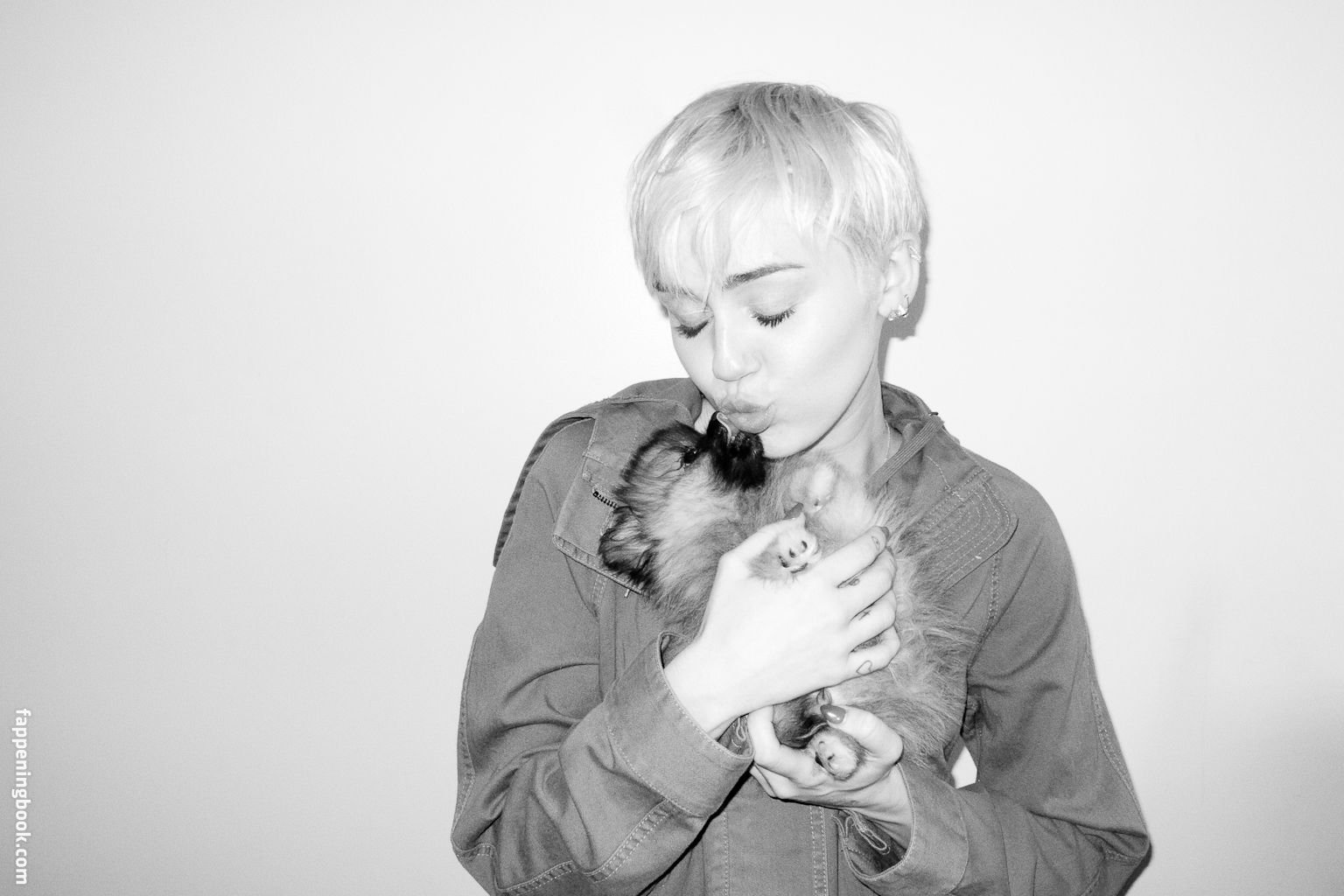 https://fappeningbook.com/photos/m/i/miley-cyrus/1000/926.jpg