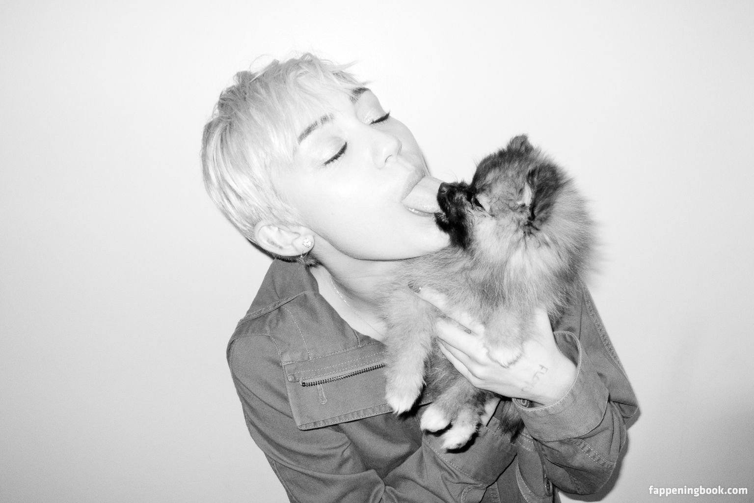 https://fappeningbook.com/photos/m/i/miley-cyrus/1000/933.jpg