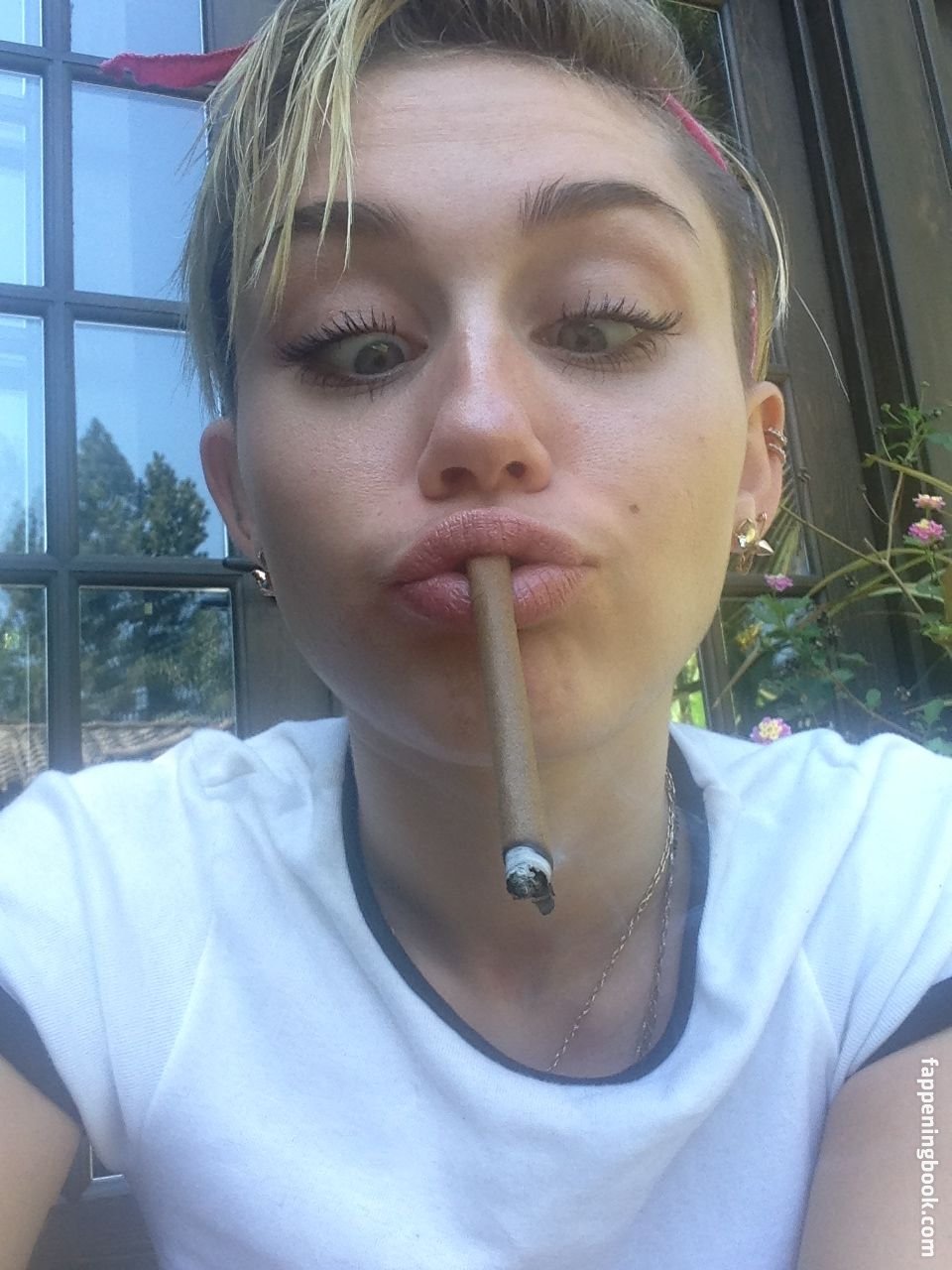 https://fappeningbook.com/photos/m/i/miley-cyrus/1000/935.jpg