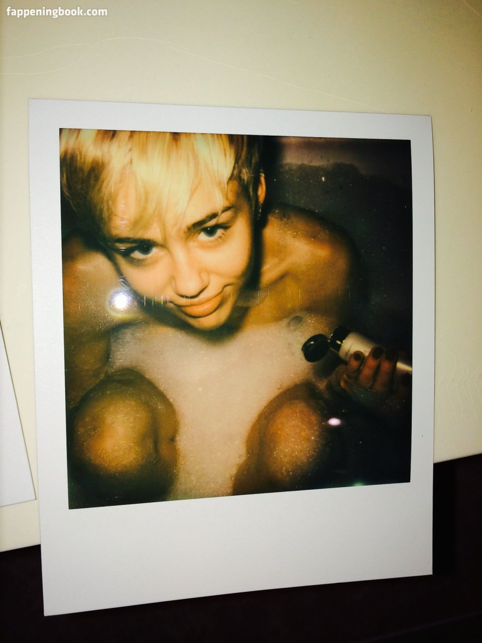 https://fappeningbook.com/photos/m/i/miley-cyrus/1000/936.jpg