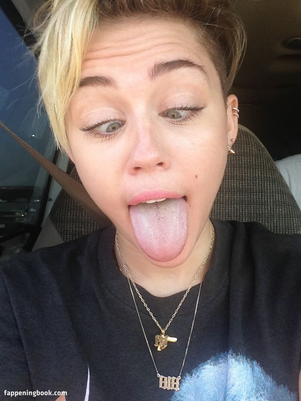 https://fappeningbook.com/photos/m/i/miley-cyrus/1000/940.jpg