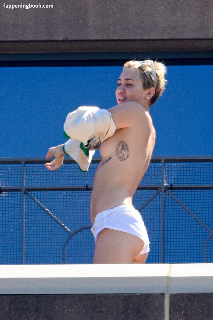 https://fappeningbook.com/photos/m/i/miley-cyrus/1000/979.jpg