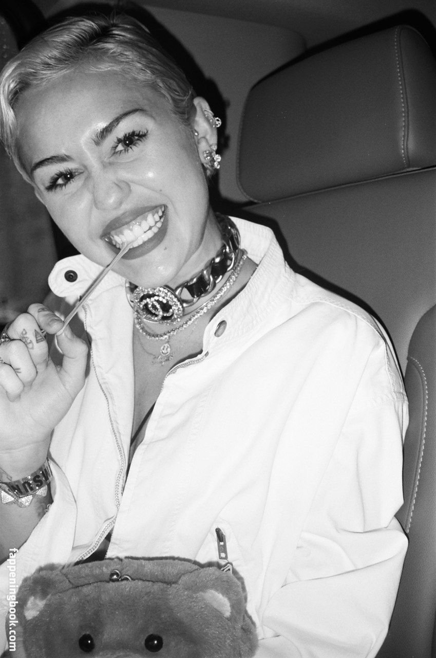 https://fappeningbook.com/photos/m/i/miley-cyrus/2000/1047.jpg