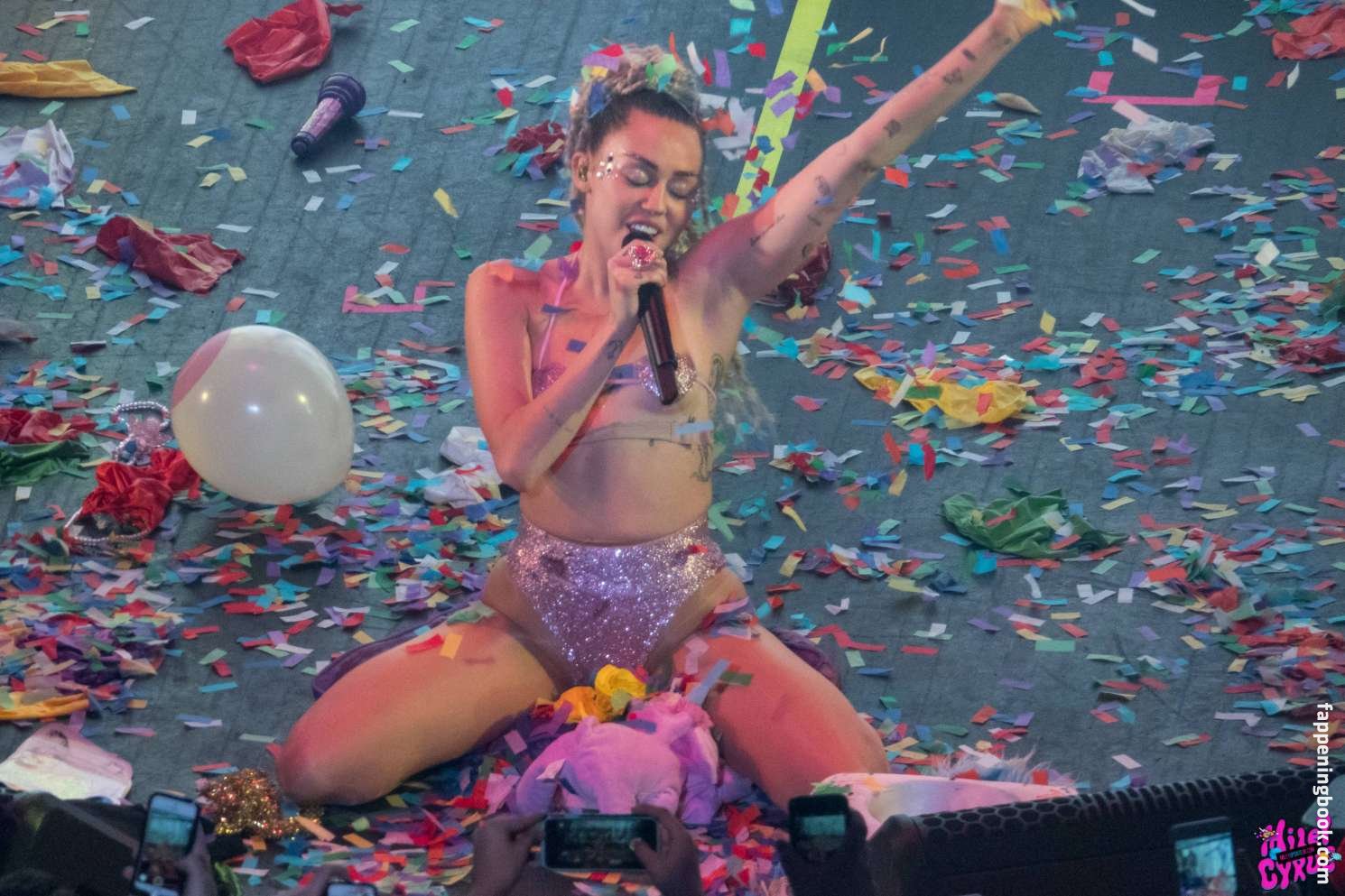 https://fappeningbook.com/photos/m/i/miley-cyrus/2000/1097.jpg